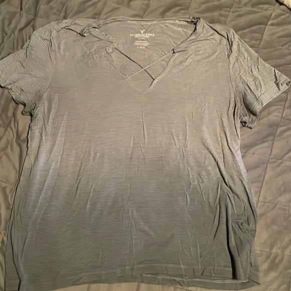 Selling this t-shirt because I don’t wear it anymore! American Eagle size L - Picture 1 of 2